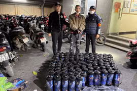 Tuần tra đêm, tổ Y5/141 phát hiện kho chứa hơn 100 bình 'khí cười'