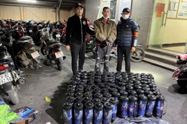 Tuần tra đêm, tổ Y5/141 phát hiện kho chứa hơn 100 bình 'khí cười'