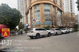 Ô tô dừng đỗ lấn chiếm lòng đường nhiều tuyến phố