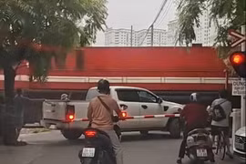 Báo động tình trạng 'vượt rào' đường sắt