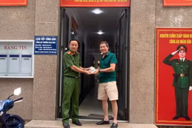 Công an phường Bạch Mai trao trả tài sản cho người dân