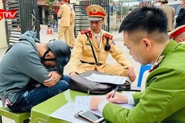 Khống chế nam thanh niên manh động tông xe vào Cảnh sát giao thông