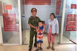 Công an phường Bạch Mai giúp đỡ cháu bé đi lạc về với gia đình