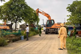 Rào chắn 6 bến vật liệu xây dựng không phép ven sông