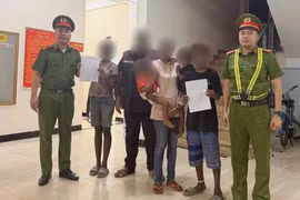 Công an phường Hai Bà Trưng hỗ trợ cháu nhỏ người nước ngoài đi lạc về với gia đình