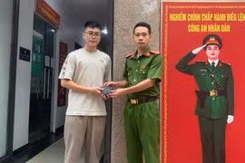 Công an phường Bạch Mai trao trả tài sản đánh rơi cho người dân 