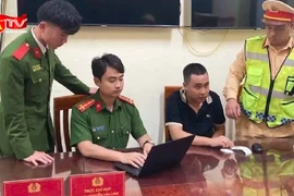 Cảnh sát rút súng khống chế tài xế xe tải "thông chốt" kiểm tra nồng độ cồn 