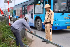 Cảnh sát giao thông Hà Nội rào kín 6 lối đi tự mở trên tuyến đường sắt Bắc - Nam