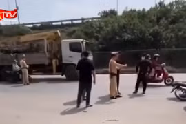 Điều tra vụ xe bán tải tạt đầu, 3 người suýt ngã vào rơ-moóc ở Hà Nội