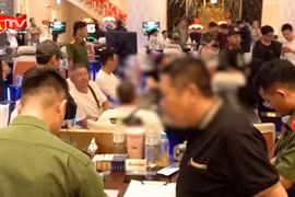 Phát hiện nhiều người nước ngoài đánh bạc trong khách sạn ở Nha Trang