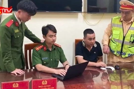 Bắt giữ khẩn cấp lái xe say rượu, đâm va vào xe Cảnh sát giao thông