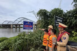 Cảnh sát đường thủy Hà Nội cắm biển cảnh báo, phòng ngừa đuối nước