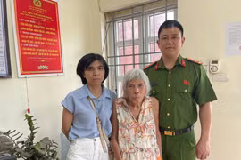 Nhanh chóng giúp đỡ cụ bà đi lạc trở về với gia đình