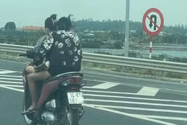 Xử phạt 2 cô gái đi xe máy ngược chiều trên cao tốc Hải Phòng - Móng Cái