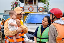 Tăng cường đảm bảo an toàn giao thông đường thủy, không xuất bến nếu hành khách không mặc áo phao