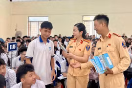 Tuyên truyền pháp luật về TTATGT và hướng dẫn lái xe an toàn cho 600 học sinh 