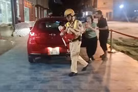 Cảnh sát giao thông Hà Nội kịp thời hỗ trợ đưa cháu bé 3 tuổi bị hóc dị vật đi cấp cứu