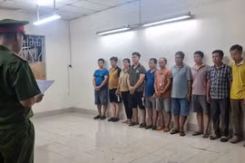 Khởi tố 13 đối tượng trong đường dây mua bán, tàng trữ vũ khí quân dụng