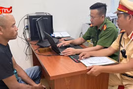 Tạm giữ đối tượng lái xe ô tô gây náo loạn