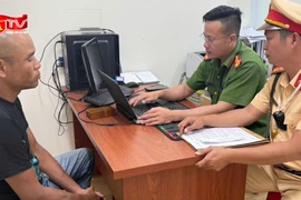 Tạm giữ đối tượng lái xe ô tô gây náo loạn