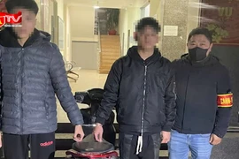 Tạm giữ hai đối tượng ném vỏ chai bia vào nhà đối thủ