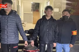 Tạm giữ hai đối tượng ném vỏ chai bia vào nhà đối thủ