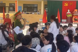 Công an xã Phượng Dực đã phối hợp với Trường THCS Văn Hoàng tổ chức tuyên truyền phòng chống bạo lực học đường cho học sinh của nhà trường.
