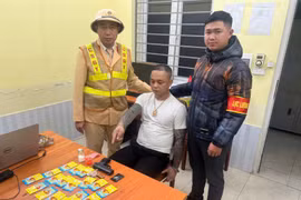 Kiểm tra xe ô tô nghi vấn, lực lượng 141 phát hiện súng và ma túy