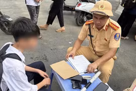 Ghi hình xử lý học sinh vi phạm giao thông tại cổng trường