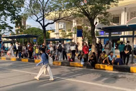 Ngày cuối nghỉ lễ, người dân ùn ùn trở lại Hà Nội