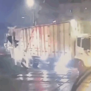 Nguy cơ chết người từ thói quen vượt ẩu tại đường ngang đường sắt