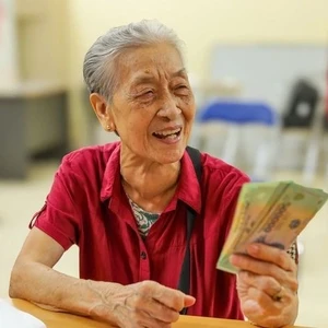 Tặng quà Tết với mức 300.000 đồng cho người hưởng lương hưu, trợ cấp mất sức lao động 