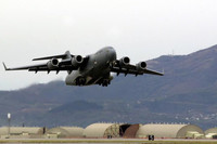 [ẢNH] Siêu vận tải cơ Mỹ bốc cháy ngùn ngụt trên đường băng