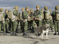 [ẢNH] Nga tăng cường đơn vị lính dù tinh nhuệ tới Crimea giữa căng thẳng với Ukraine