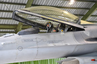 Bí ẩn lớp vàng dát mỏng trên kính buồng lái tiêm kích F-16 Mỹ