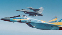 Bí ẩn lớp vàng dát mỏng trên kính buồng lái tiêm kích F-16 Mỹ