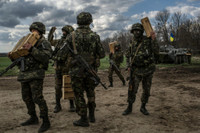 Quân dự bị Ukraine sẵn sàng gieo ác mộng cho 'dân quân' miền Đông hay buông bỏ súng?