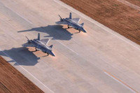 [ẢNH] Tiêm kích J-20 hai chỗ ngồi ra mắt trong khi Su-57 còn ‘nằm trên giấy‘