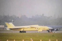 [ẢNH] Tiêm kích J-20 hai chỗ ngồi ra mắt trong khi Su-57 còn ‘nằm trên giấy‘