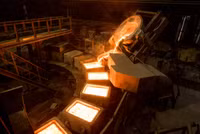 Phương Tây bất lực trong việc thoát phụ thuộc vào kim loại Nga