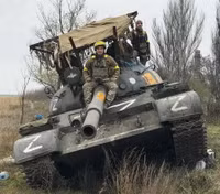 Xe tăng T-62M chiến lợi phẩm trở thành 'quái thú' trong tay binh sĩ Ukraine