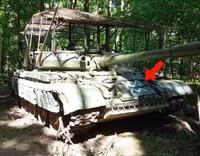 Xe tăng T-62M chiến lợi phẩm trở thành 'quái thú' trong tay binh sĩ Ukraine