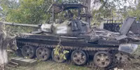 Xe tăng T-62M chiến lợi phẩm trở thành 'quái thú' trong tay binh sĩ Ukraine