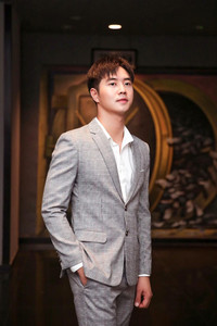 Chân dung chồng sắp cưới kém 5 tuổi của MC Thùy Linh