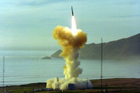 Mỹ bất ngờ phóng tên lửa hạt nhân Minuteman III và khoe vũ khí mới giữa tình hình nóng