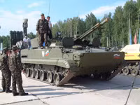 Pháo 2A72 của xe chiến đấu bộ binh BMP-3 dễ dàng xuyên thủng giáp M2 Bradley