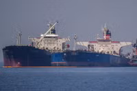 Phương Tây quyết tâm xóa bỏ 'Hạm đội bóng tối' của Nga