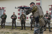 Tổng thống Pháp không loại trừ khả năng mở chiến dịch trên bộ