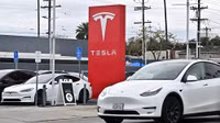 Tỷ phú Elon Musk nguy cơ mất chức CEO Tesla ngay khi rời chính phủ Mỹ