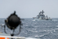 [ẢNH] Tàu chiến Nga hướng toàn bộ 32 tên lửa vào tiêm kích Anh khi bị áp sát?